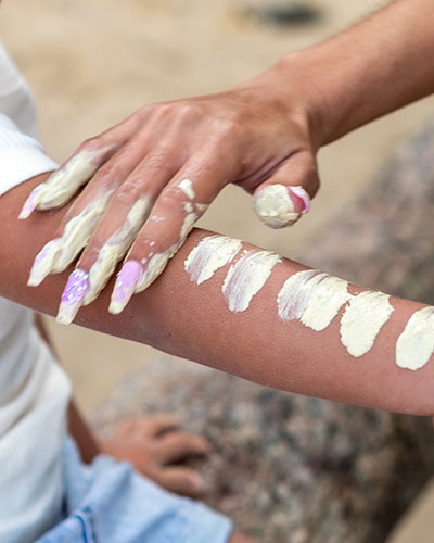 Jellurgal guide places traditional ochre on young person